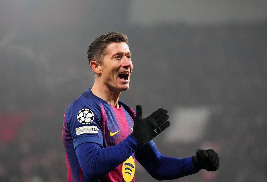 欧冠一夜动态：凯恩失点拜仁晋级，利物浦3-0马赛，莱万超C罗冲梅西神迹